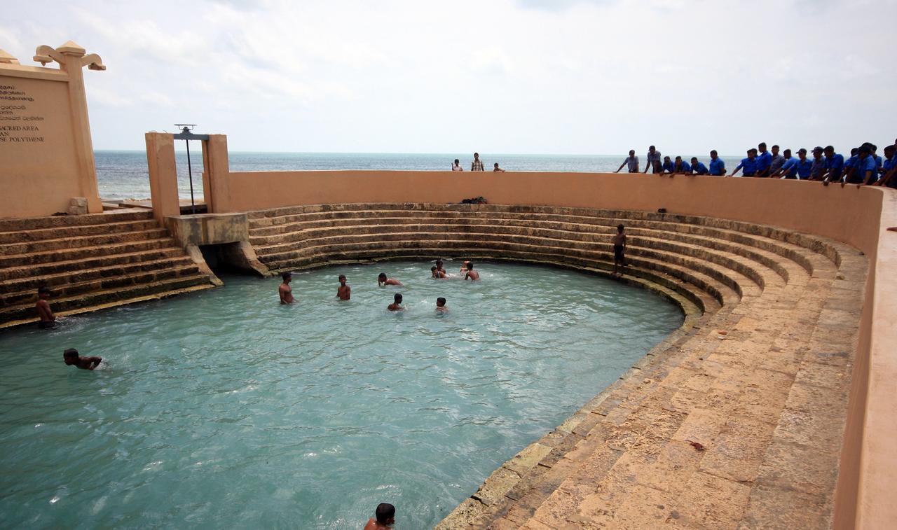 Sai Holiday Inn Jaffna Bagian luar foto